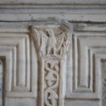 Rilievo di un'aquila dalla porta di marmo della galleria meridionale di Hagia Sophia, che viene spesso chiamata la "Porta del cielo e dell'inferno"
