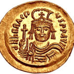 Solido dell'Imperatore Eraclio (35–38 anni). Menta di Costantinopoli. Colpito 610–613. Busto frontale con elmetto e corazza, con croce.