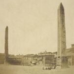La colonna di Costantino Porfirogènito, (a sinistra) la Colonna del Serpente (al centro) e l'Obelisco di Teodosio (a destra). At Meydanı (Ippodromo di Costantinopoli), 1853