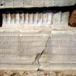 Iscrizione latina (parete est)-L’obelisco di Teodosio